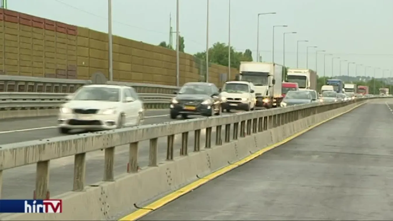 Dugóra készüljön: három helyett csak egy sávon lehet haladni