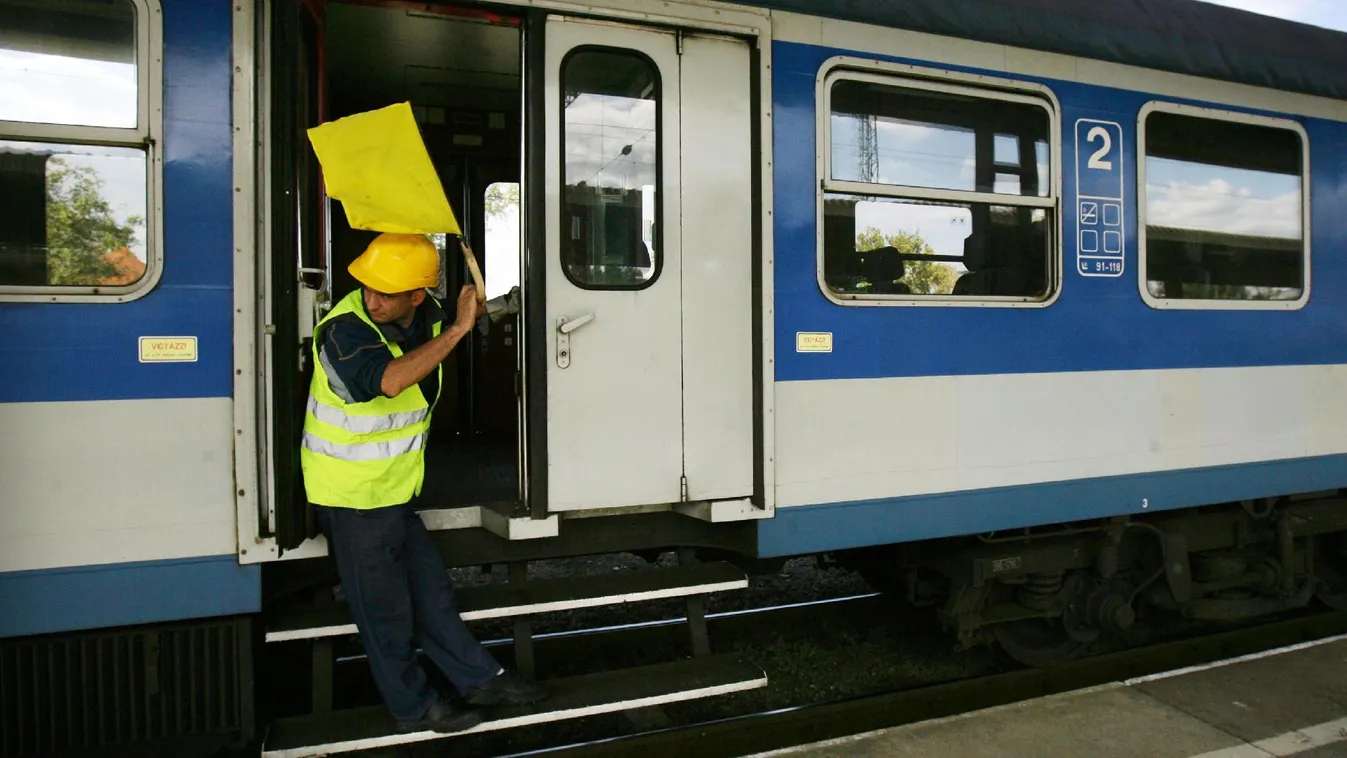 A tilos jelzés ellenére hajtott a vasúti átjáróba