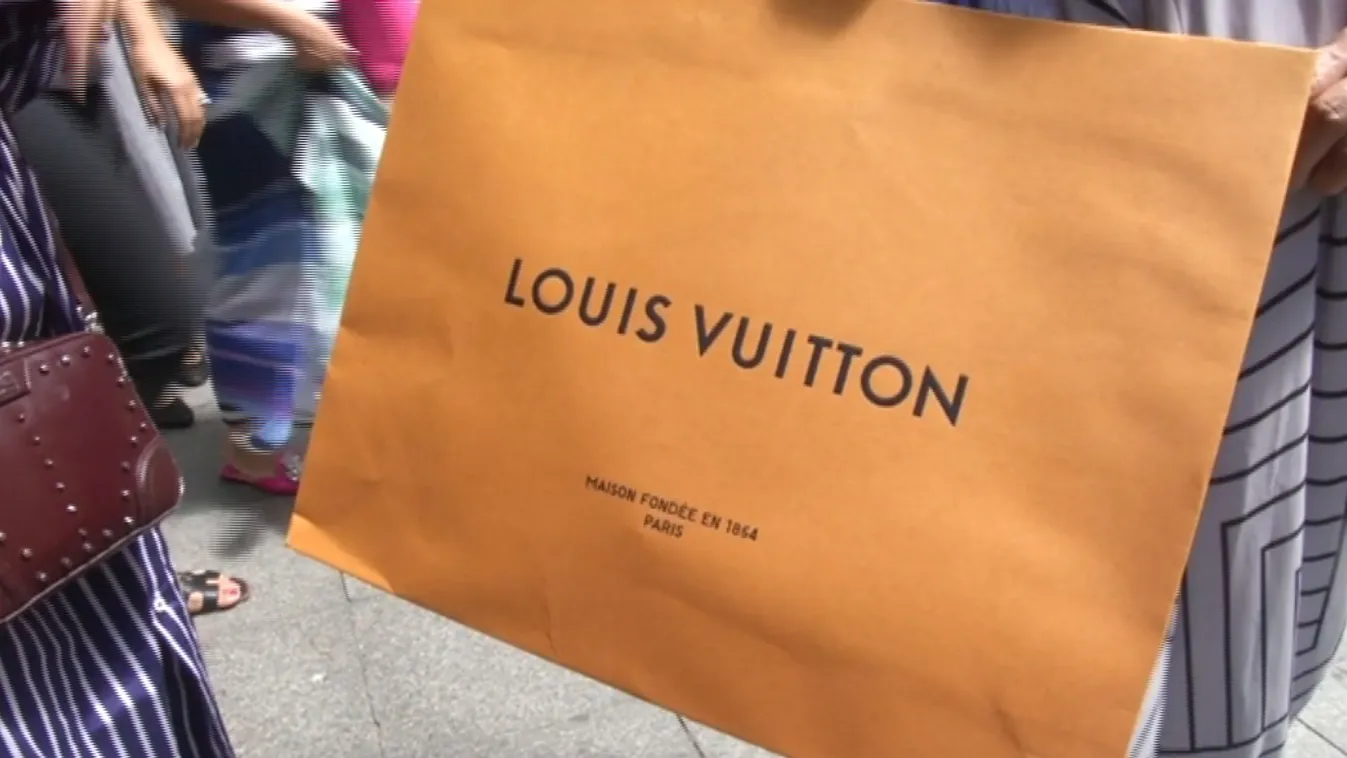 Megrohanták a turisták a nagy divatcégek üzleteit Isztambulban