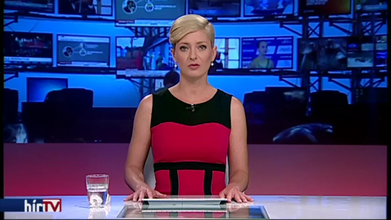 Valamiért nagyon berágott a terepjáróra az orrszarvú