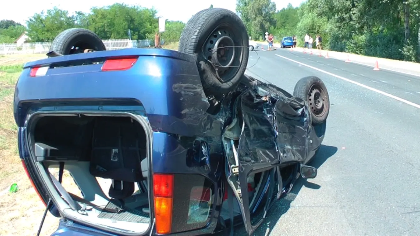 Két személyautó karambolozott, egyikük felborult