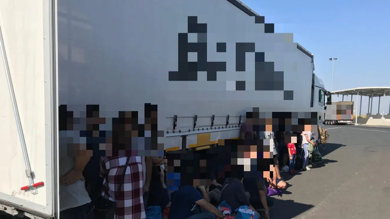 Török kamionnal próbáltak Magyarországra jutni migránsok