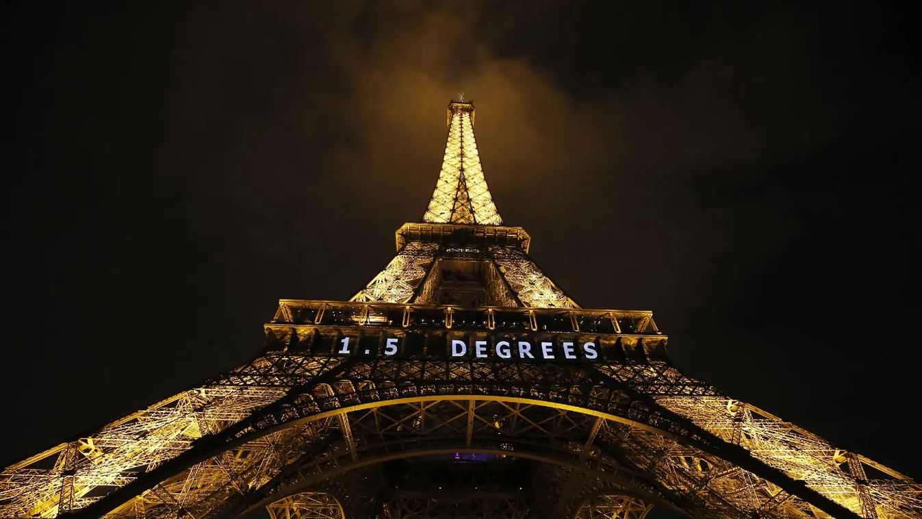 Az utolsó látogatóknak még megengedték az Eiffel-toronyban, aztán vége