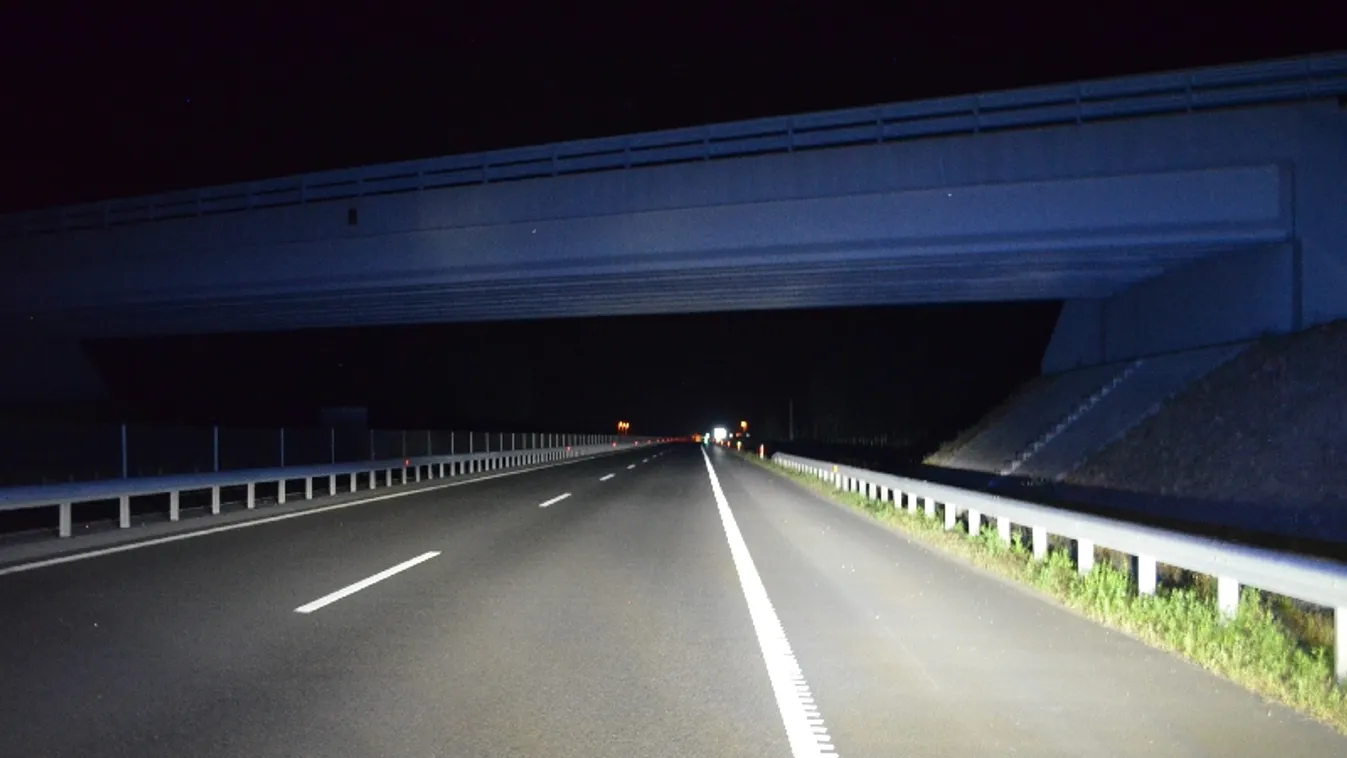 Autókat dobáltak egy hídról az M3-ason