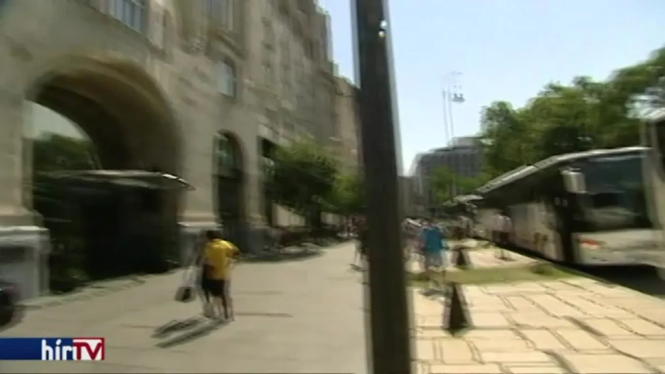 20-30 nagyobb turistahajó esett csapdába