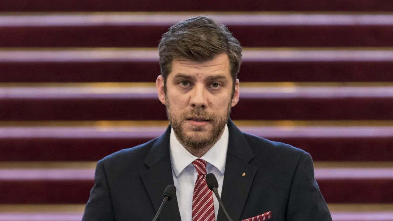 „A kormány nemcsak felelősséget érez, hanem felelősséggel viseltetik”