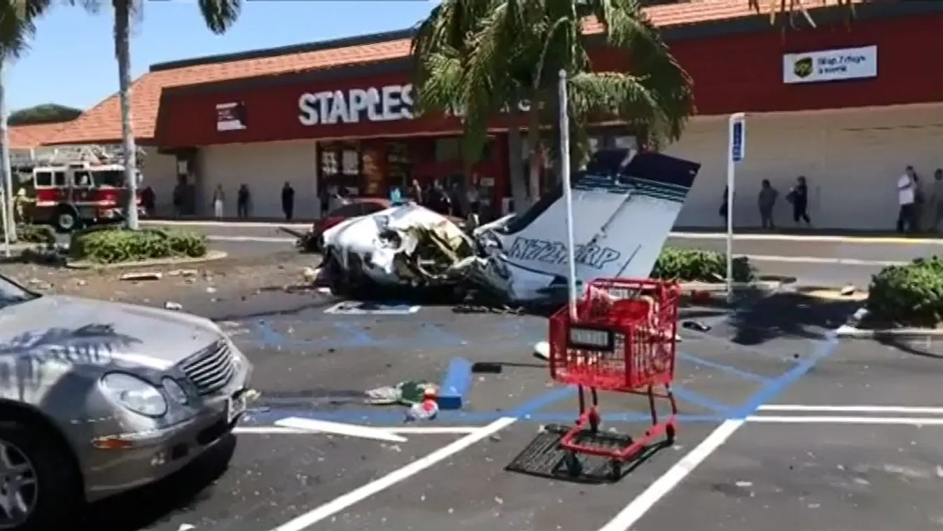 Parkolóba csapódott egy kisrepülőgép