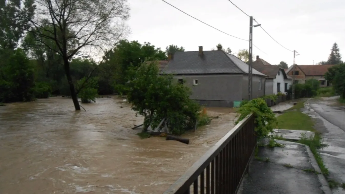 Hidakat, utakat, házakat mosott el a villámárvíz