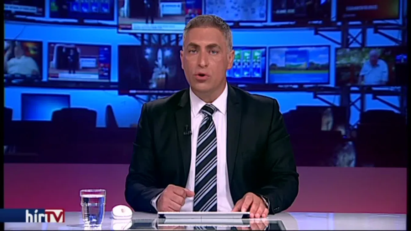 Árokba hajtott és felborult egy kisbusz a 2-es úton