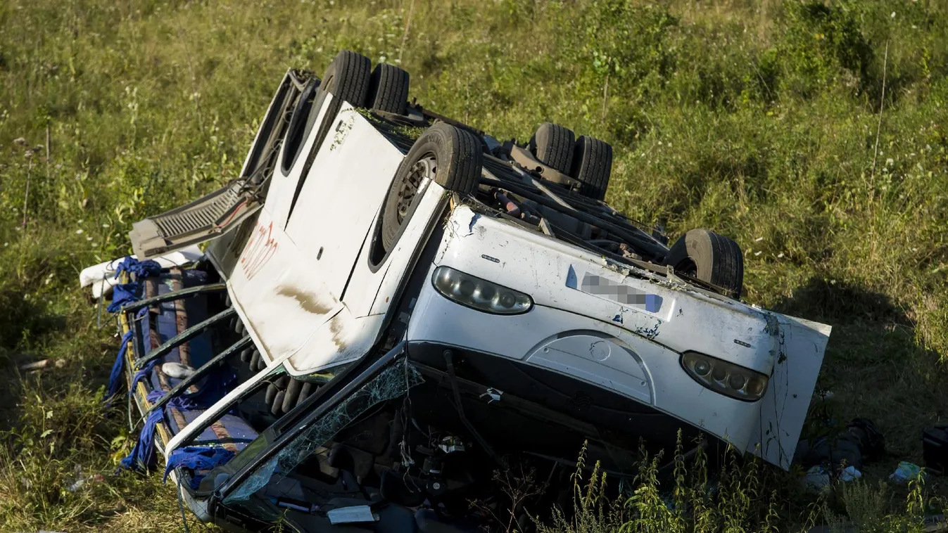 Árokba hajtott és felborult egy kisbusz a 2-es úton