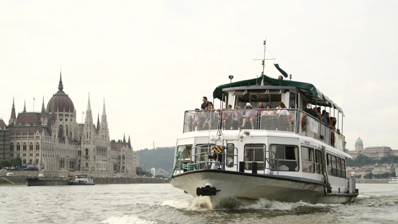 A part menti köveknek sodródott egy BKV-hajó a Parlamentnél