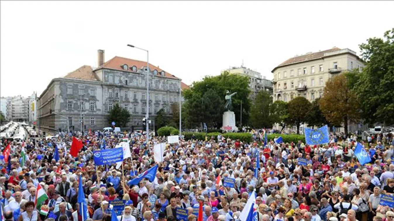 27 tüntető ellen indult eljárás