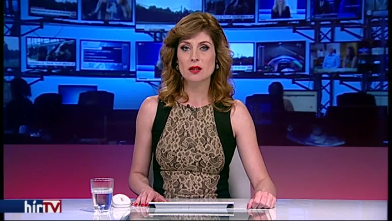 Egy humanoid robottal nyitotta meg a tanévet a miniszter