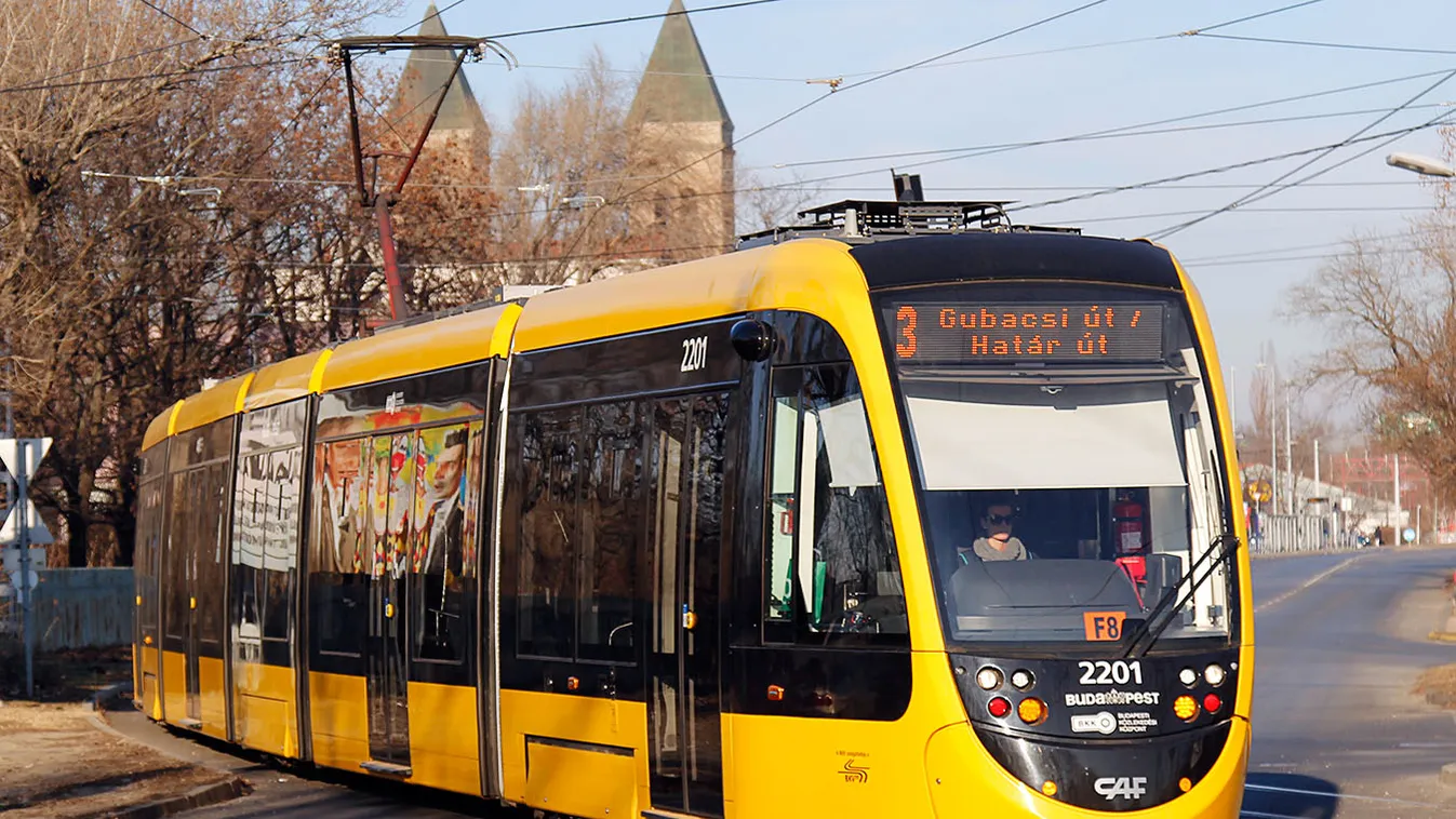 Villamossal ütközött össze egy autó a fővárosban