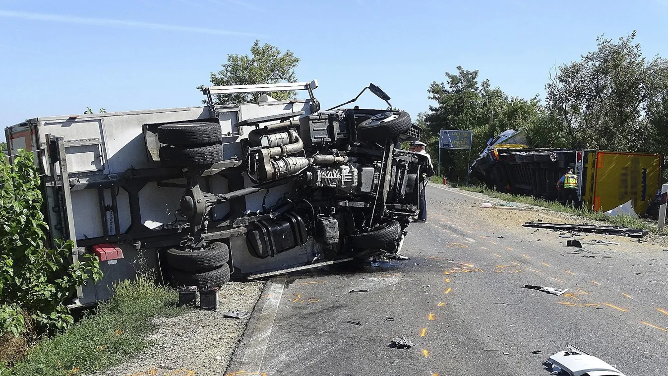 Kamiont előzve kamionnal ütközött, életét veszítette