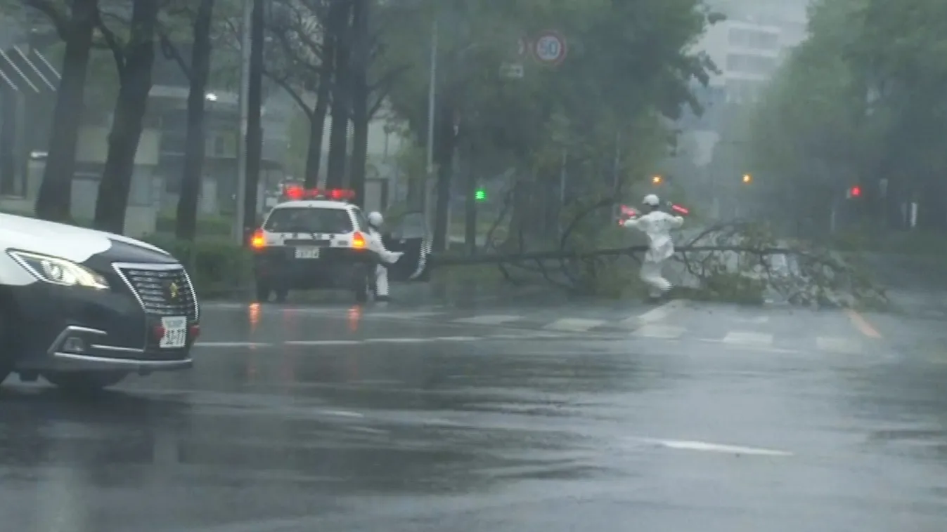 Az elmúlt 25 év legkeményebb tájfunja ostromolja Japánt