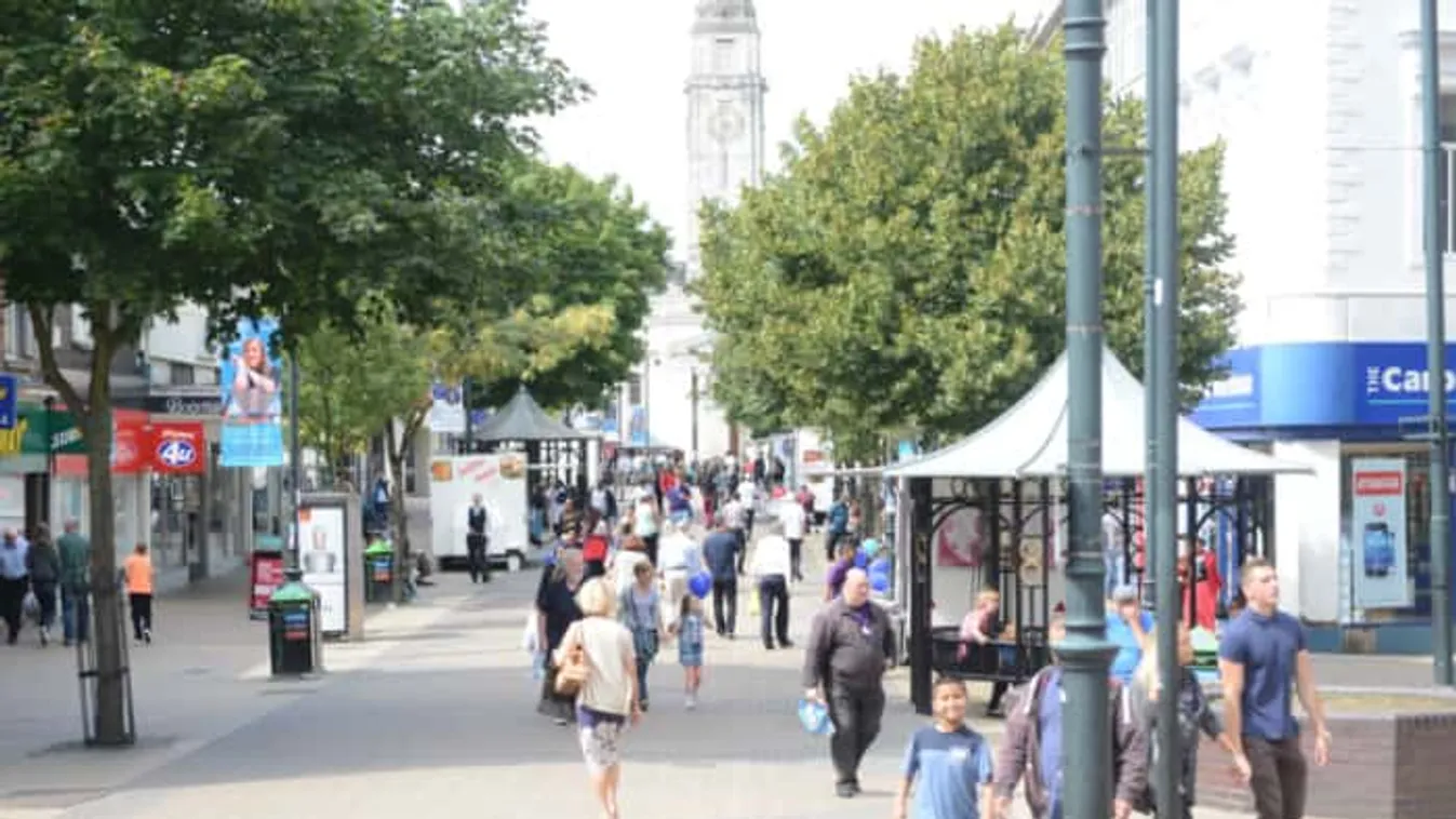 Utcai balhé Lutonban, többeket megkéseltek