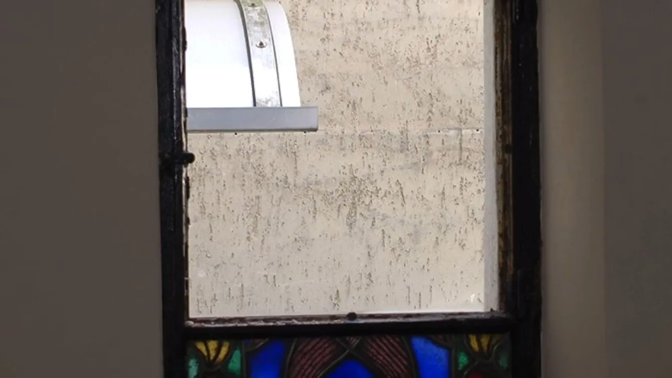 Be akart törni a templomba, de az ablakban beszorult