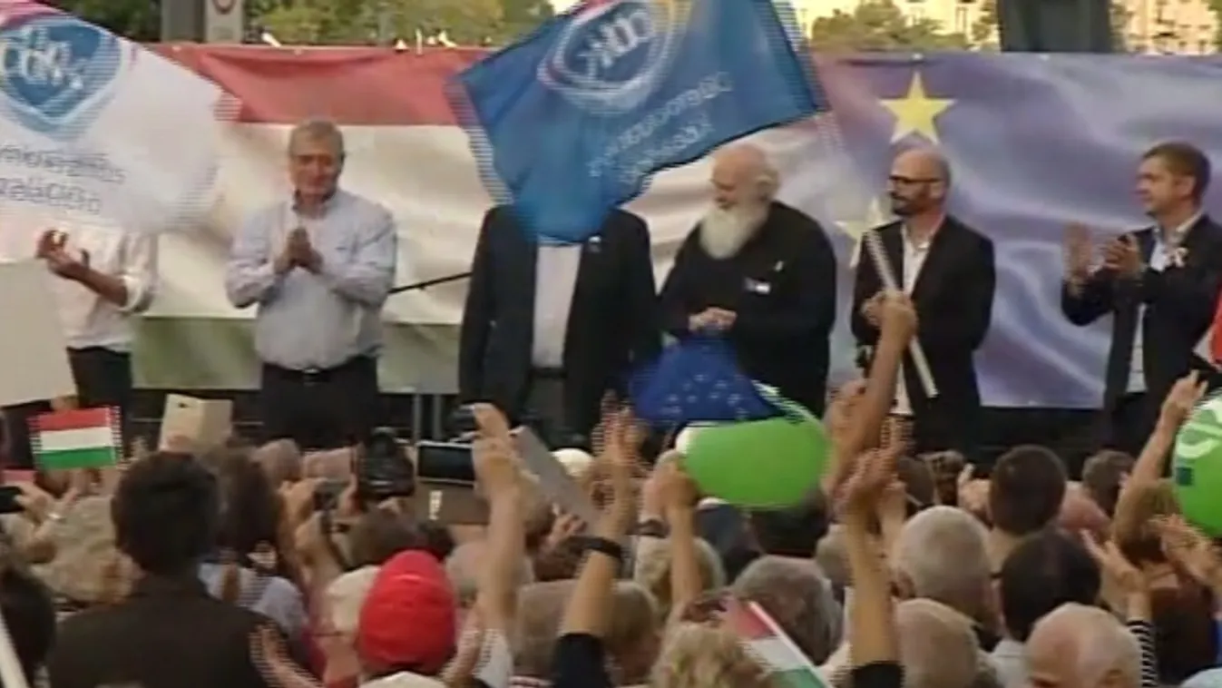 „Magyarország több, mint Orbán” – a fővárosban tüntet a baloldali ellenzék