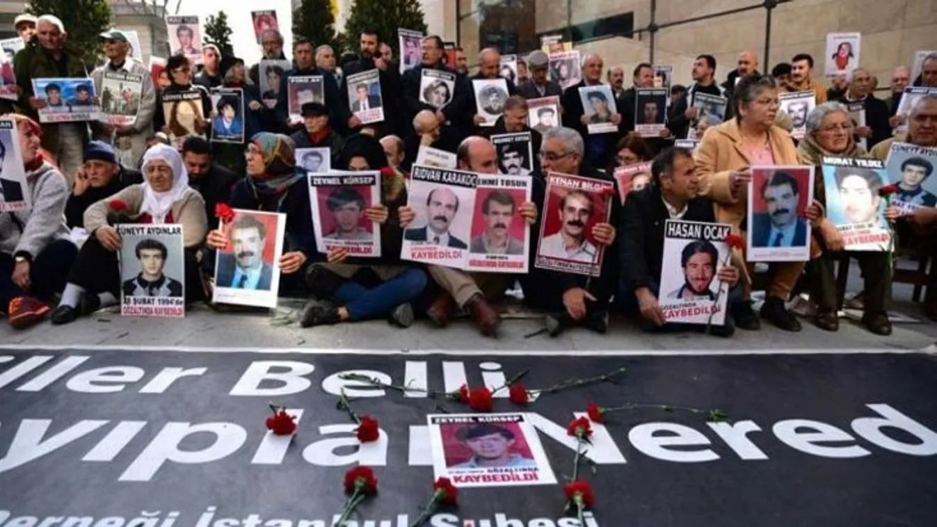 Páncélozott vízágyúkkal állták útját a felvonuló nőknek