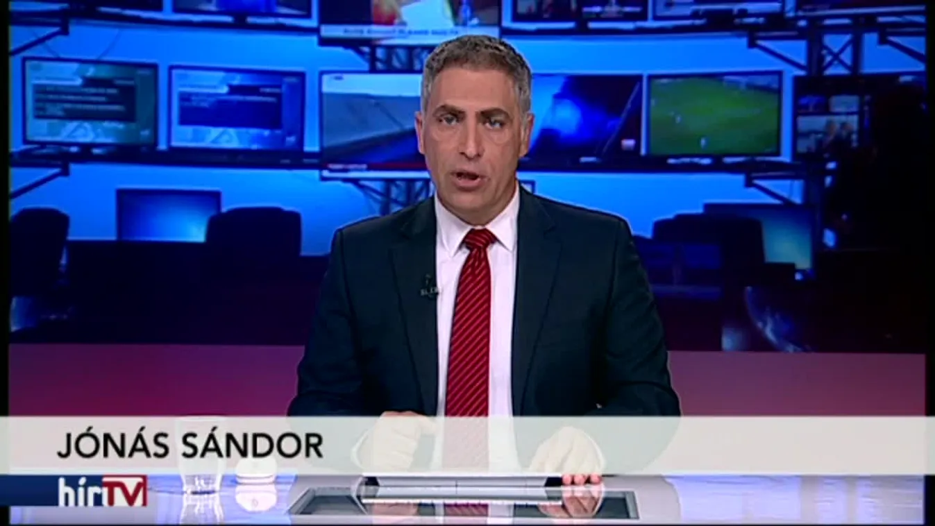 Macron megint üzenget