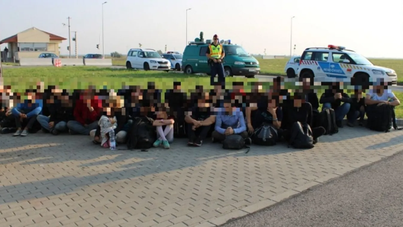 34 határsértő lapult a kamionban