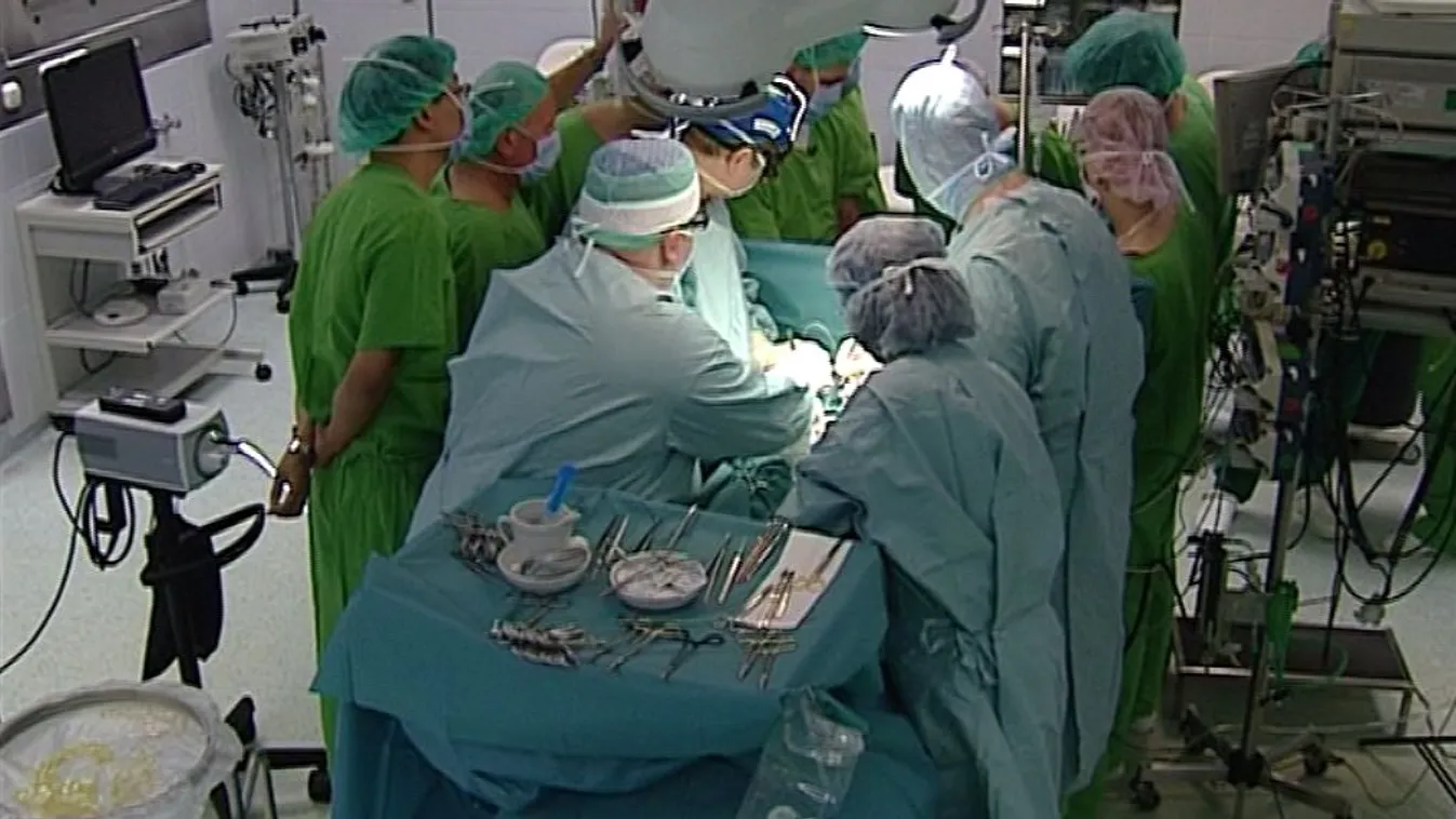 Egy műtét miatt távolították el a főorvost