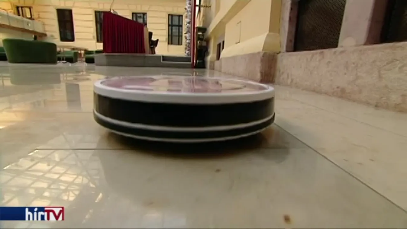 Robotépítés, éjszakai túra és alkatrész-simogató