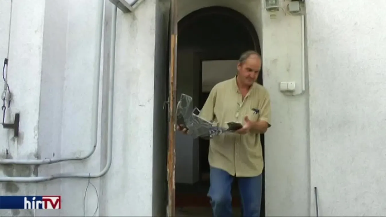 Be akart törni a templomba, de az ablakban beszorult