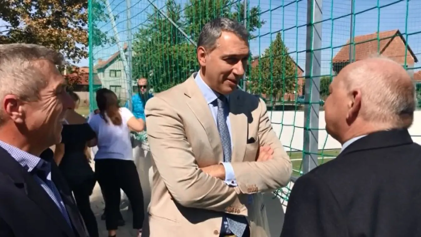 Lázár: Kétballábas focistáknak óriási pénzeket fizetnek