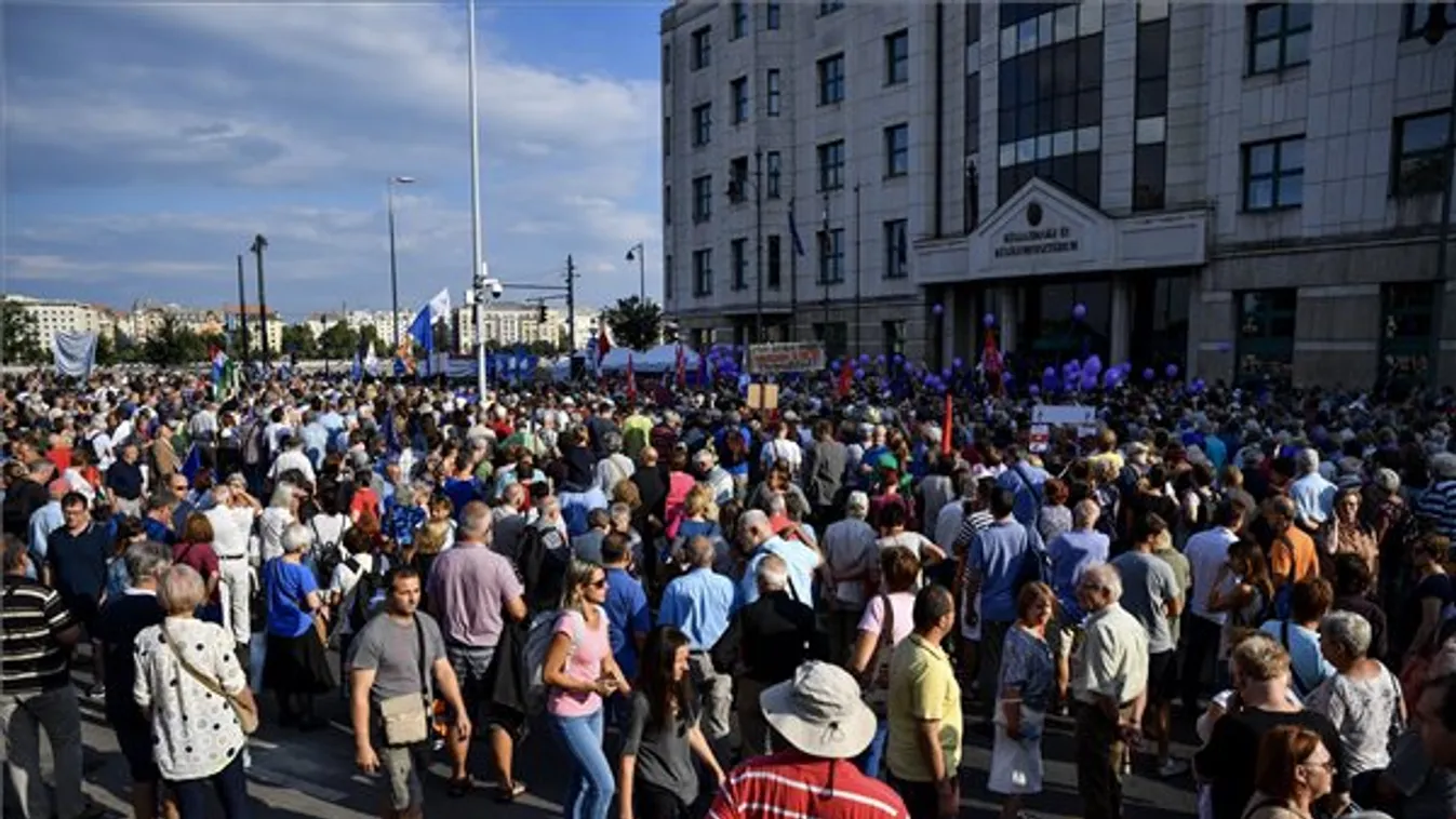 A baloldal meglovagolná a Sargentini-jelentés hullámait