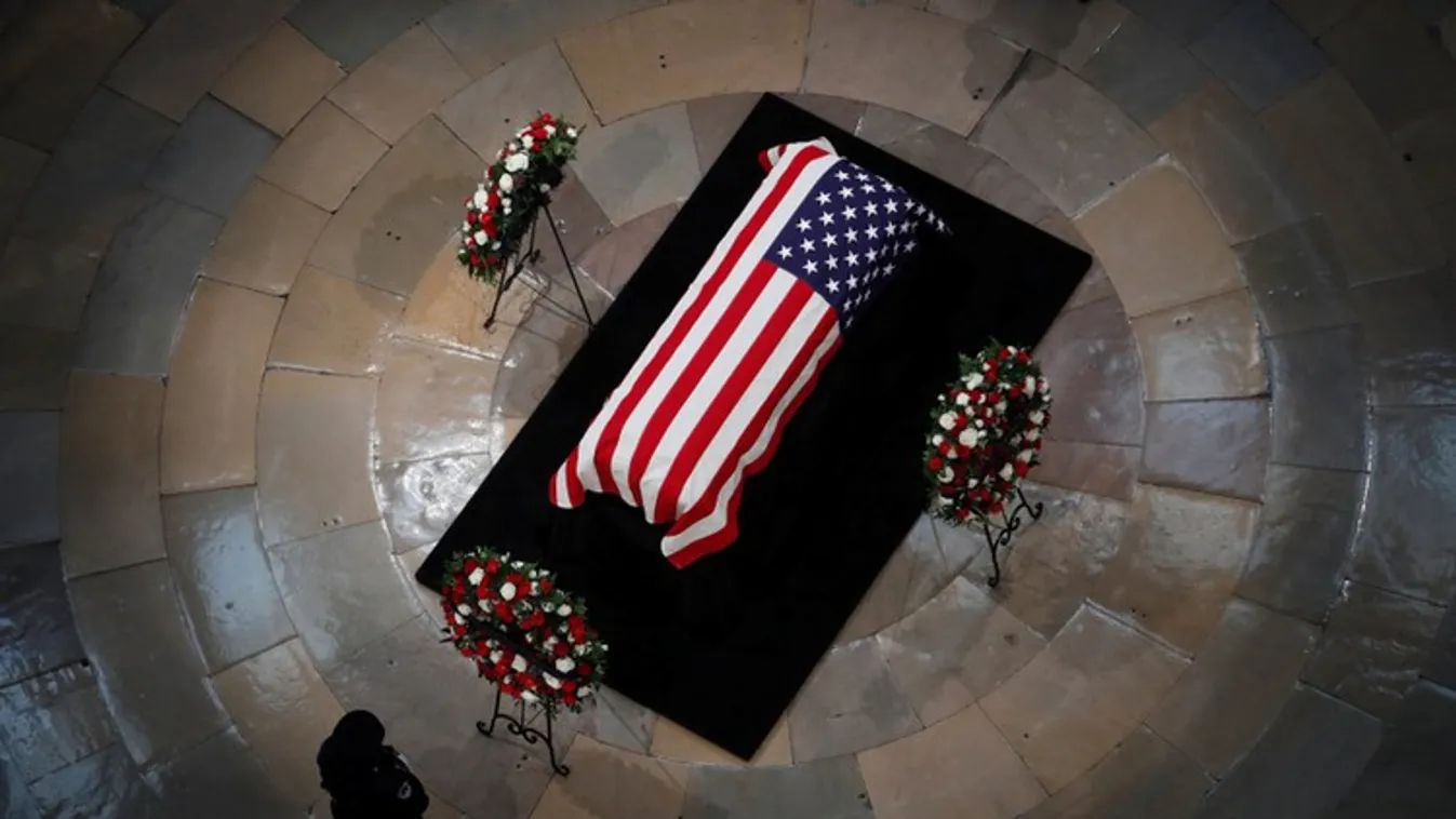 Bush és Obama szerint is McCainnek köszönhetően jobb elnökké váltak