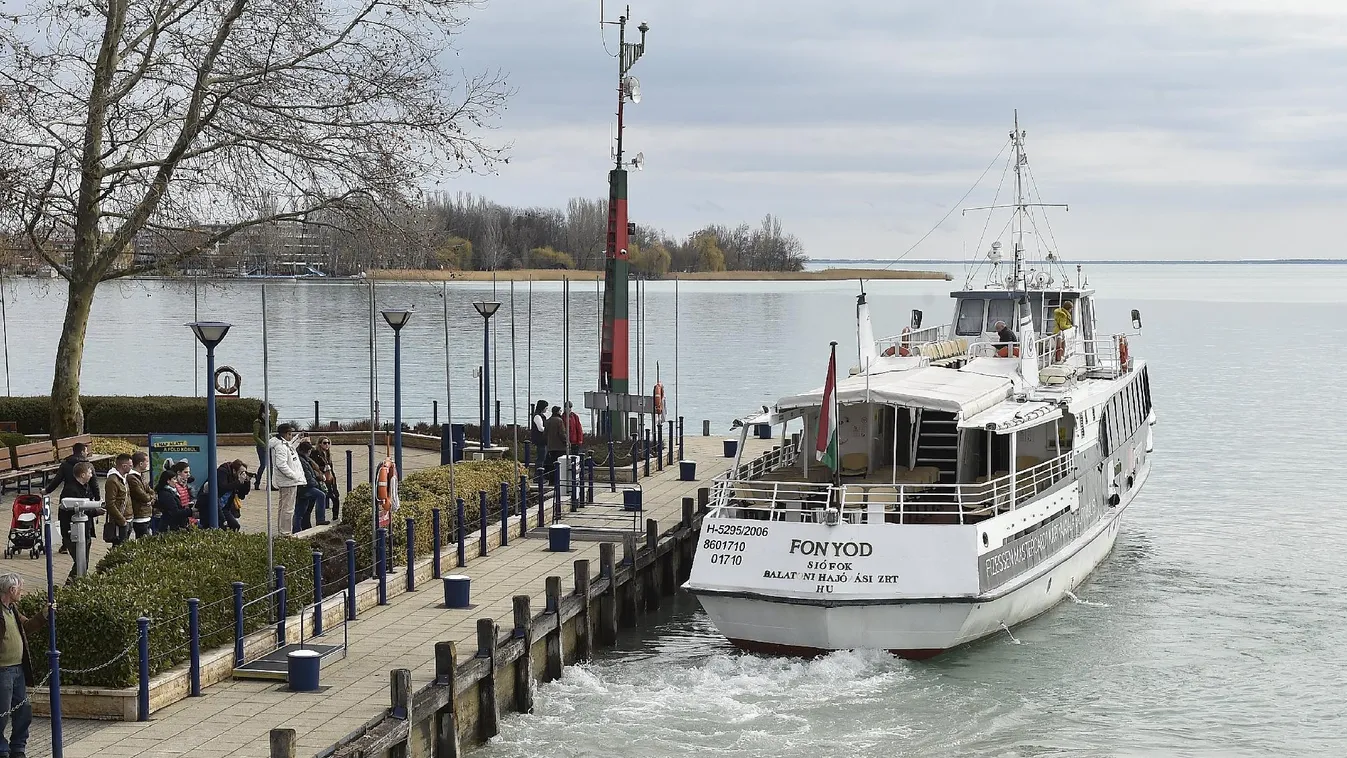 Őszi menetrendre váltanak a hajók és kompok a Balatonon