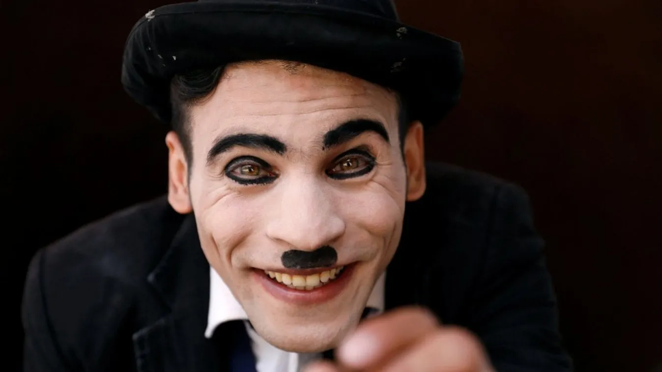 Mosolyt csal a merényletekbe belefásult arcokra