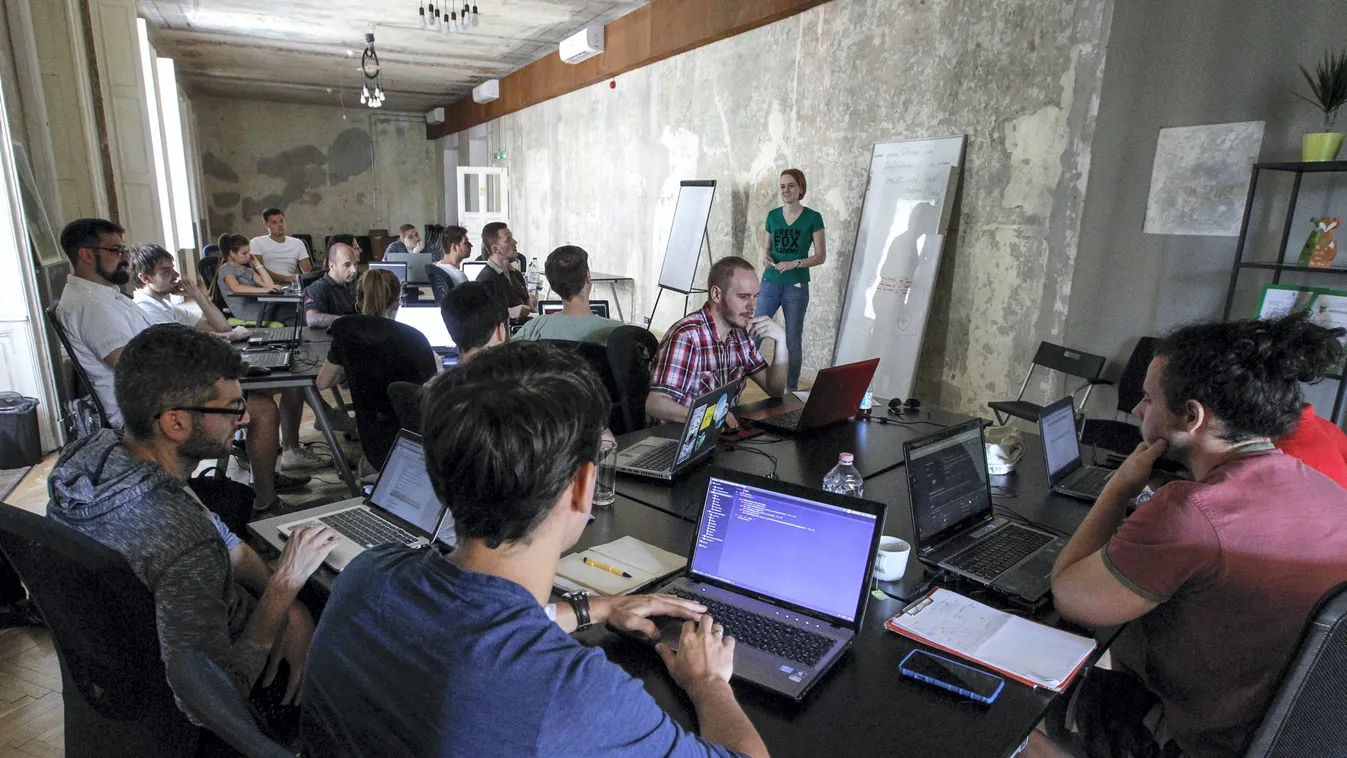 Továbbra is több tízezer felkészült szakember hiányzik