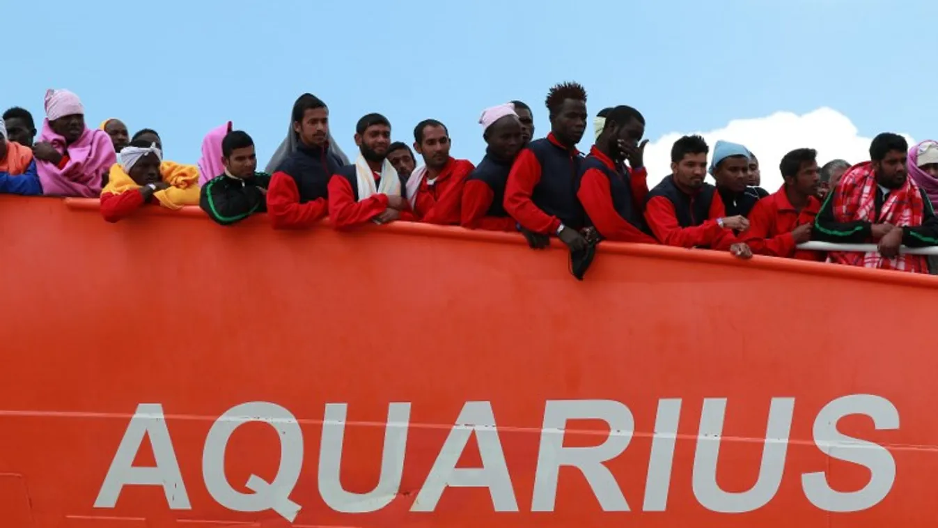 Franciaország sem engedi kikötni a migránsokat szállító hajót