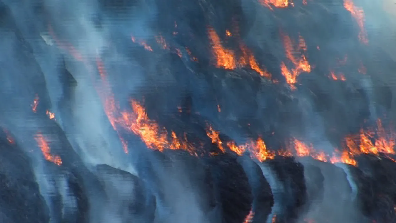 Szerette nézni, ahogy felcsapnak a lángok