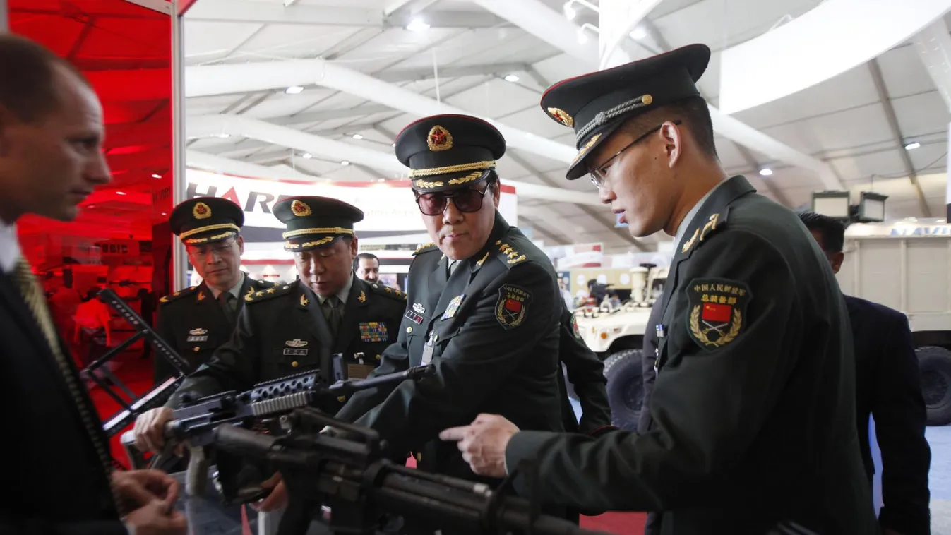 Amerika hadiiparán a Vörös Óriás keze