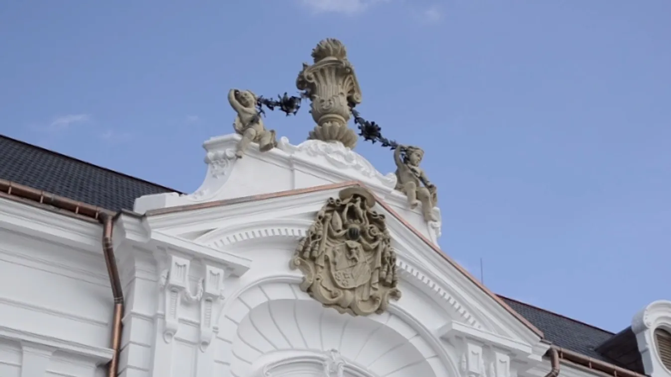 Régi pompájában ragyog az érseki palota