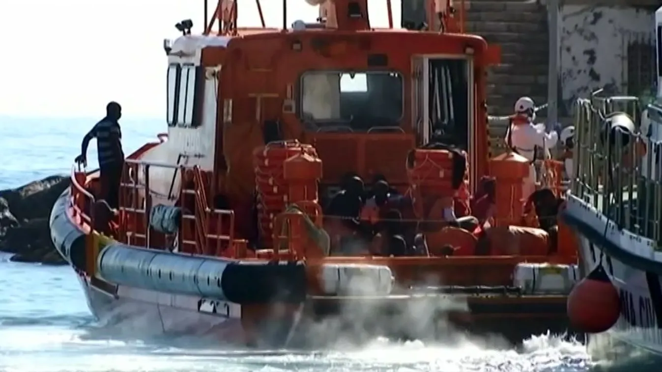 Több száz migránst mentettek ki a Földközi-tengerből