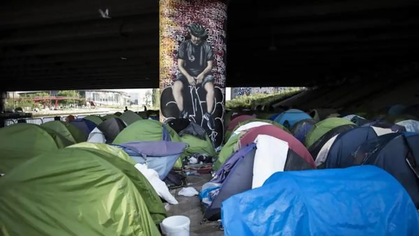 Újabb migránstábor kiürítését kezdték meg