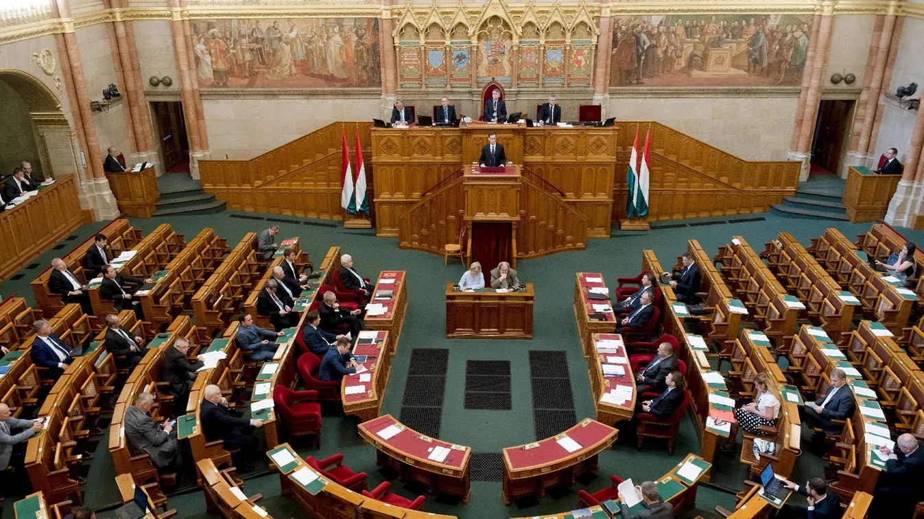 Hazaárulózás, hülyézés, Szél Bernadett repül – Csörte