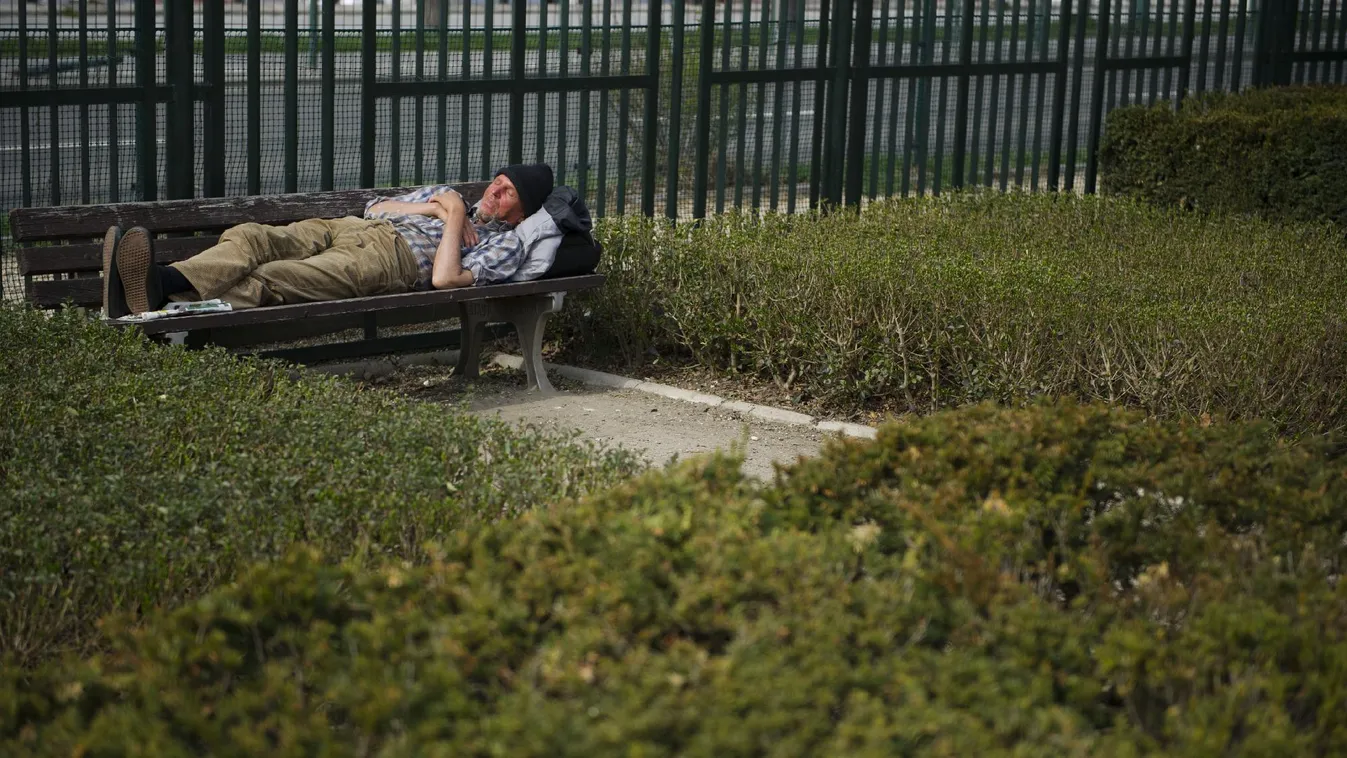 Életbe lépett az új törvény, mától tilos az utcán élni