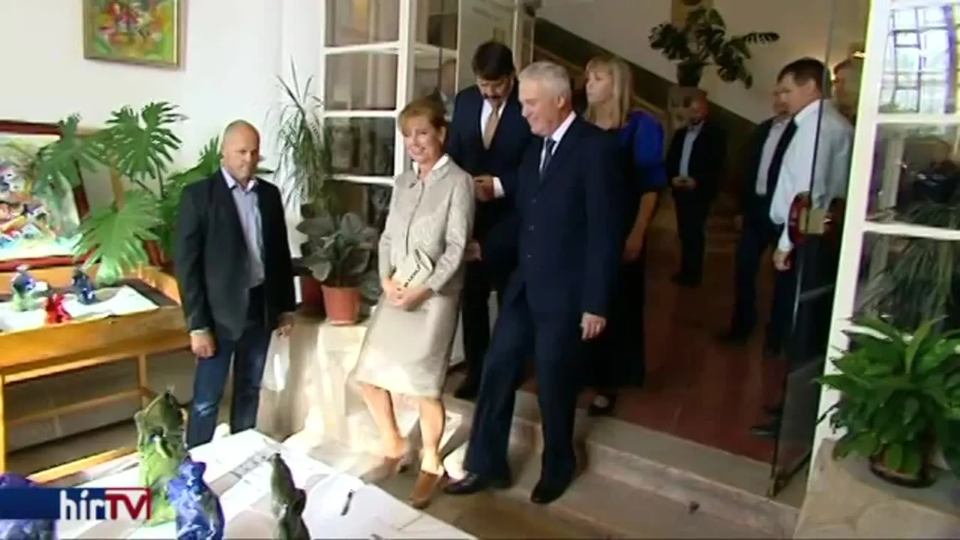 Vakokhoz látogatott Áder János a fehér bot napján