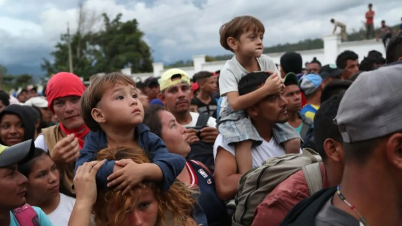 Tovább hömpölyög Amerika felé a migránskaraván