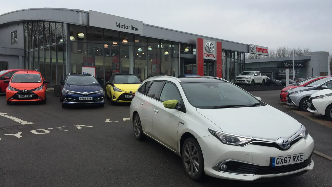 Két és fél millió hibridautót hív vissza a Toyota