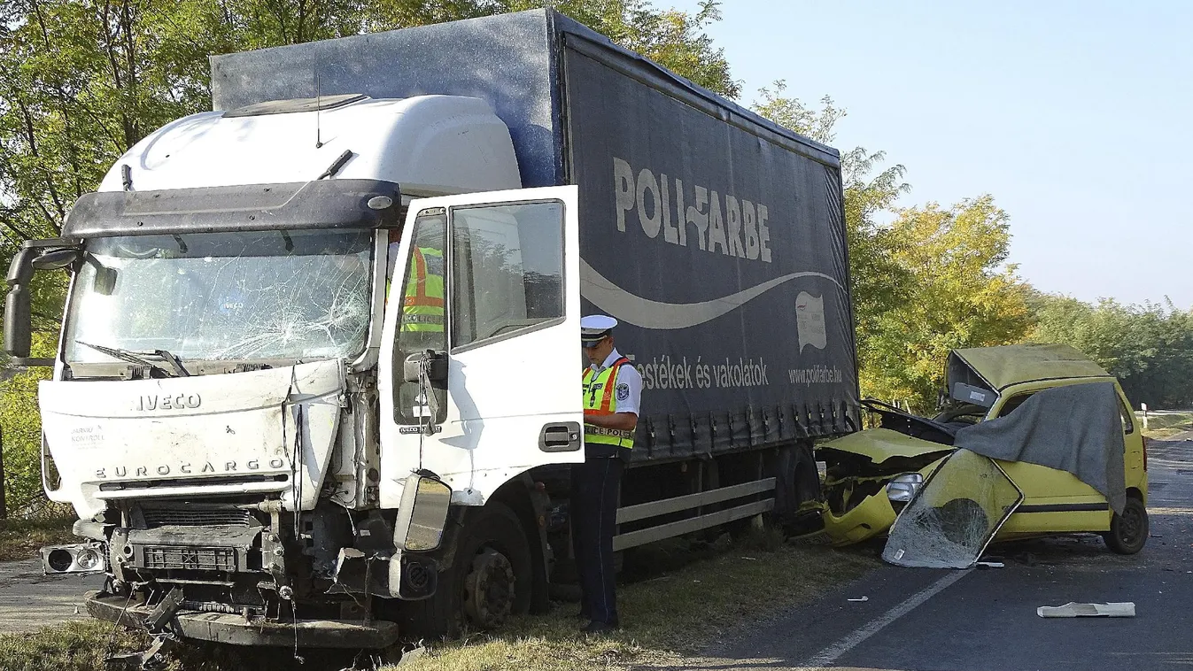Kamion és személyautó ütközött, ketten meghaltak