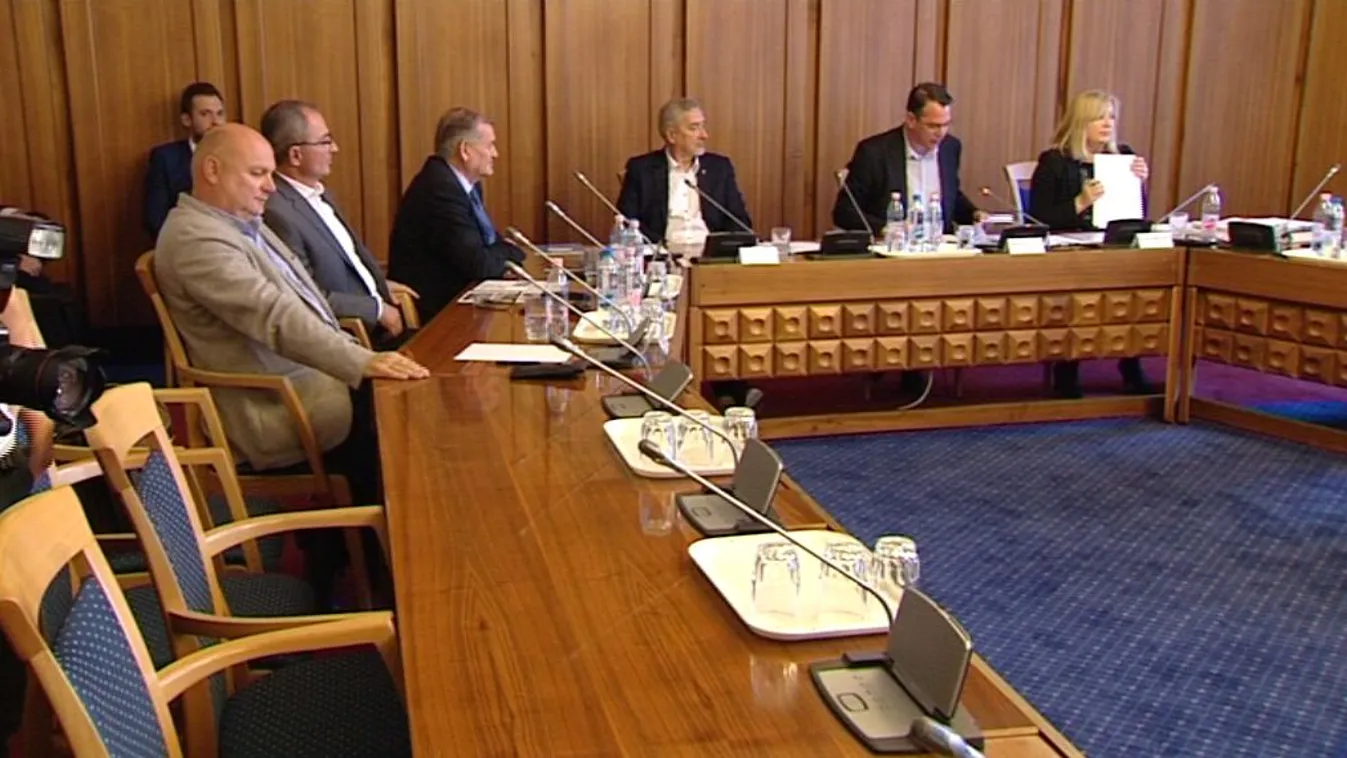 A kormány szerint a kerítést támadják, az ellenzék szerint többről szól