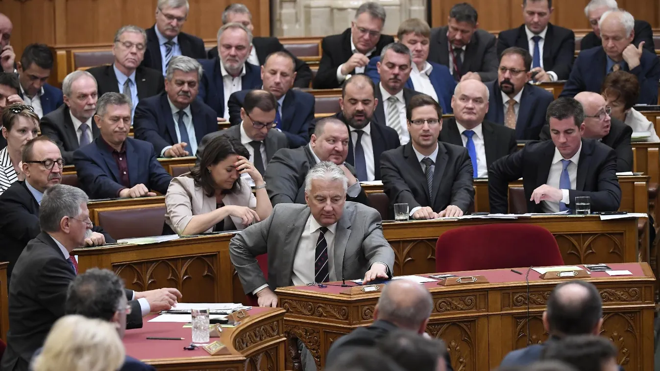 Ma felfüggeszthetik Simonka mentelmi jogát