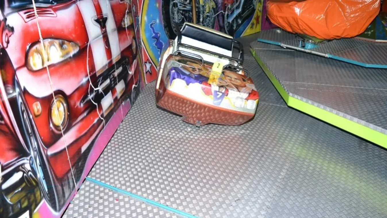 Kiszakadt a hinta kabinja a búcsúban